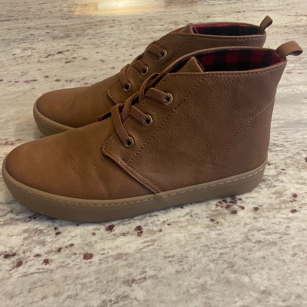 Old Navy Boys Brown Leather Boots. EUC.  Size 4.